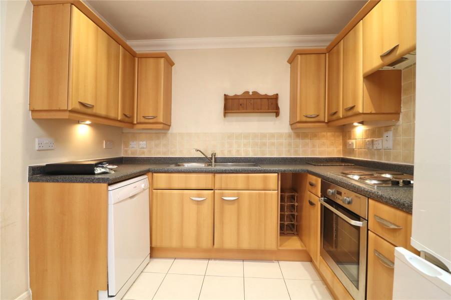Flat Heathside Crescent in Woking