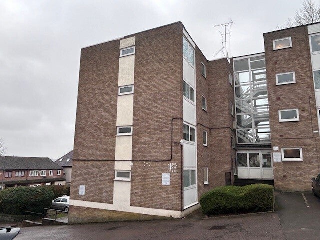 Flat Downs Road in Luton