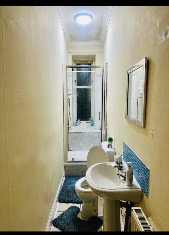 Room Hawthorn Street in Glasgow