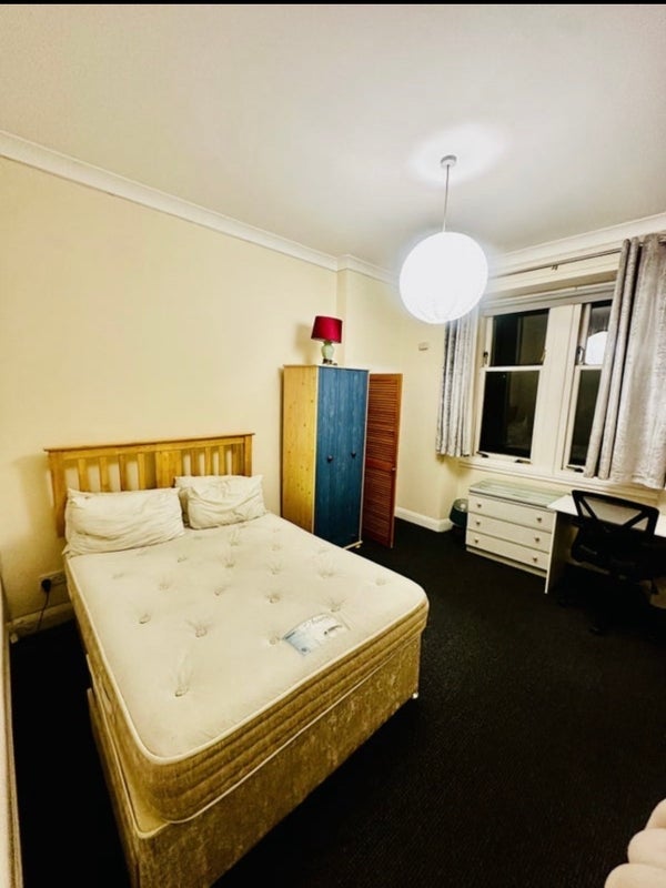 Room Hawthorn Street in Glasgow