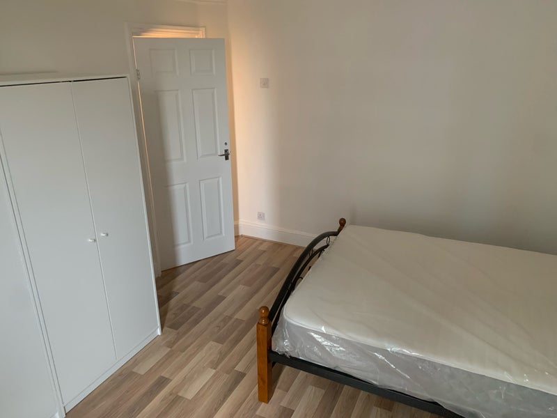 Room College Gardens in Greater London