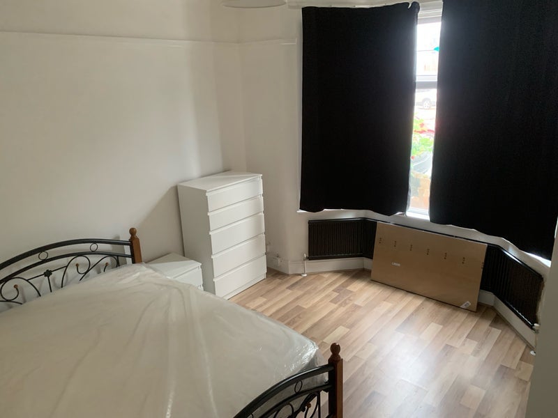 Room College Gardens in Greater London