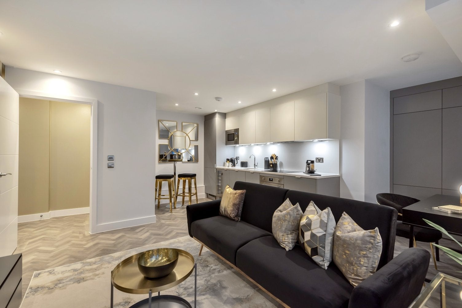 Flat Chesham Avenue in Greater London