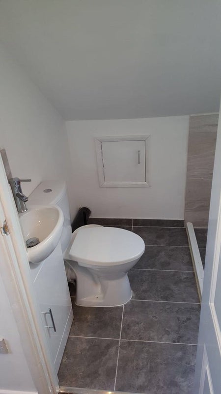 Room Hedge Lane in Greater London