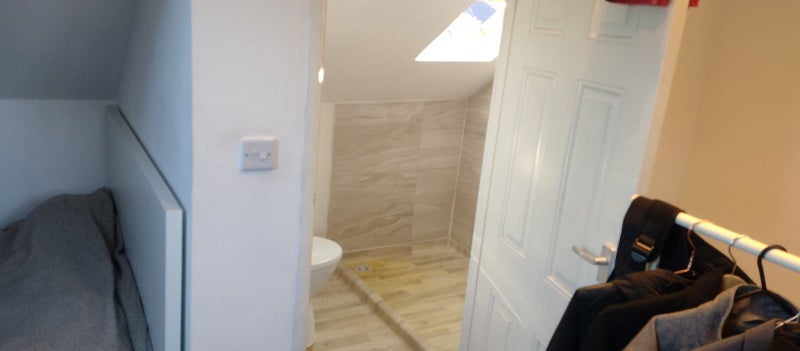 Room Hedge Lane in Greater London
