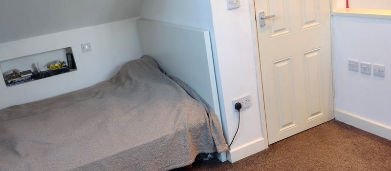 Room Hedge Lane in Greater London