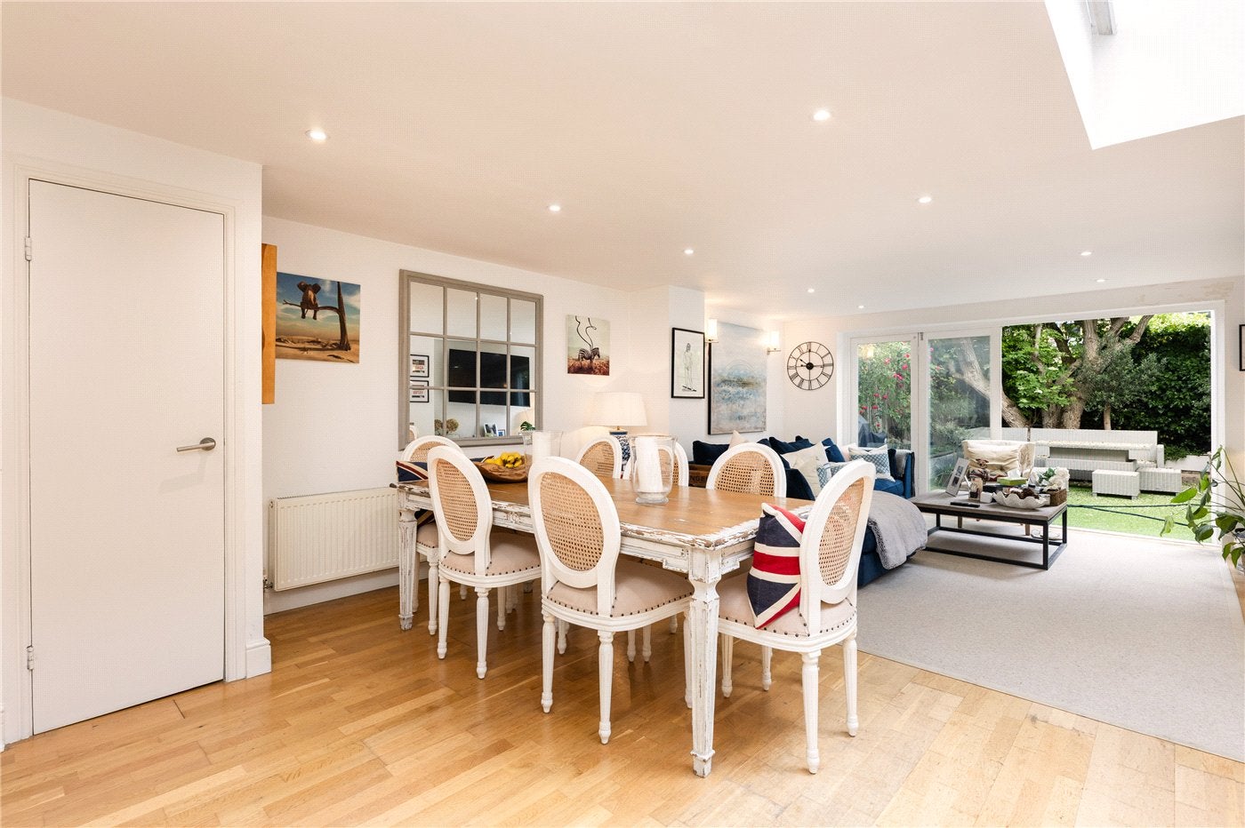 Flat Dempster Road in Greater London