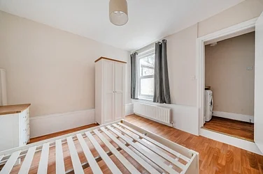 Flat Gorringe Park Avenue in Greater London