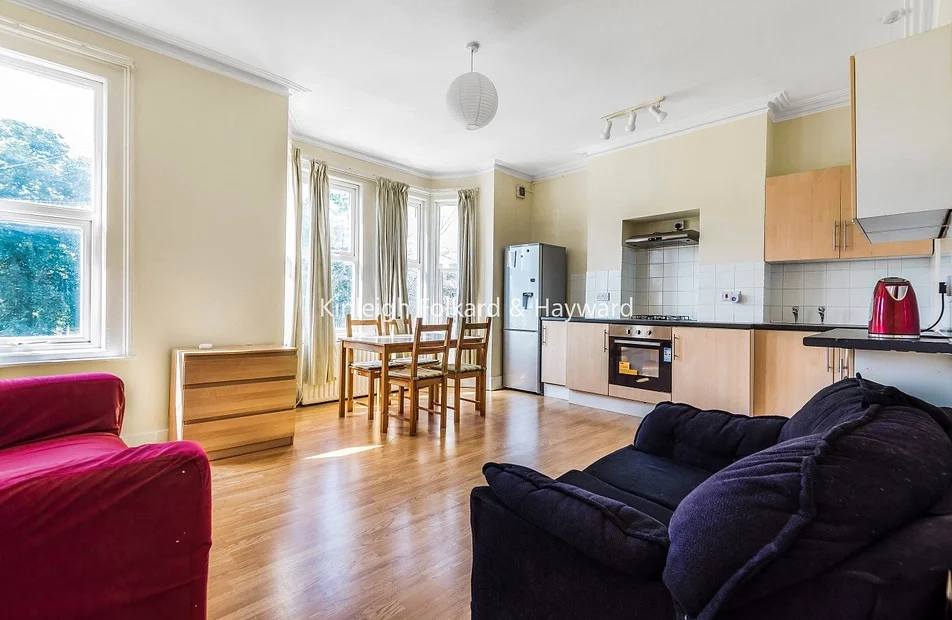 Flat Gorringe Park Avenue in Greater London