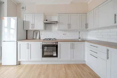 Flat Gorringe Park Avenue in Greater London