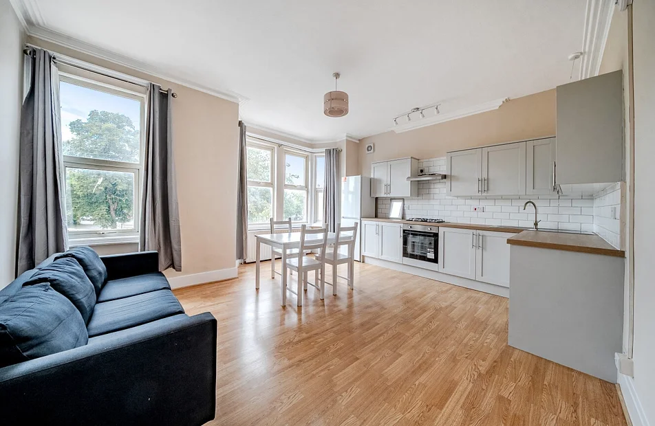 Flat Gorringe Park Avenue in Greater London