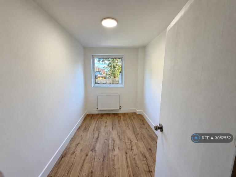 Flat Talbot Road in Greater London
