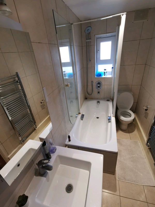 Room Summersby Road in Greater London