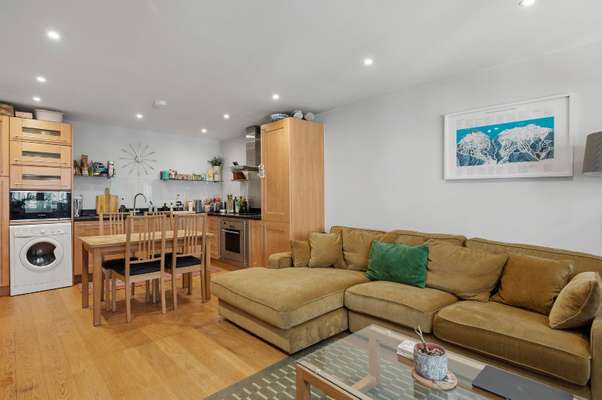 Flat Garden Walk in Greater London