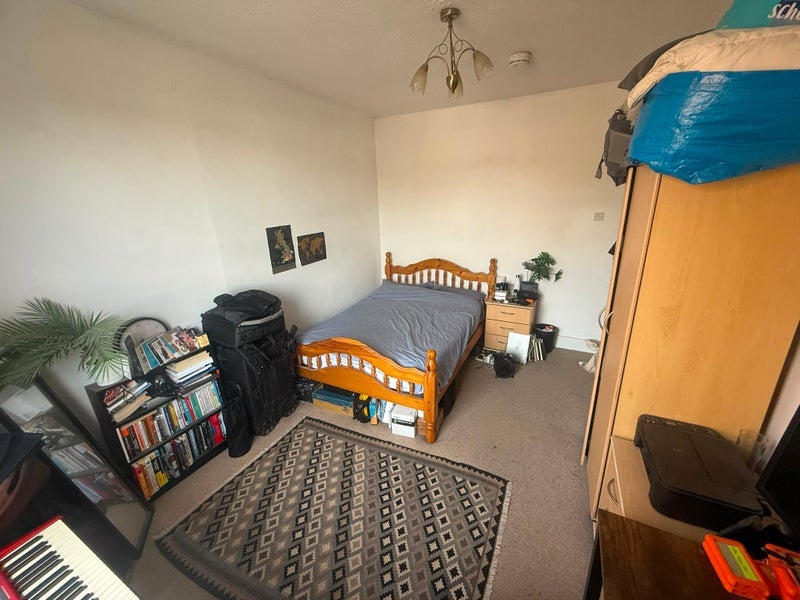 Room Bellevue Road in Greater London