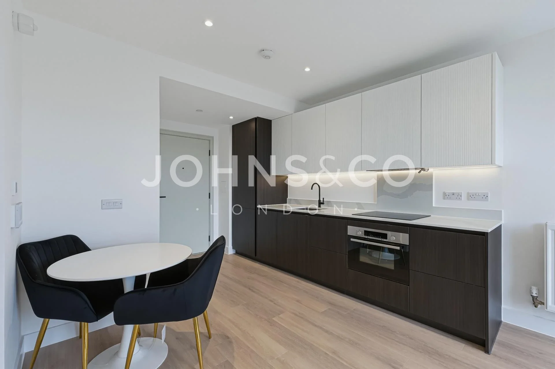 Flat Victoria Road in Greater London