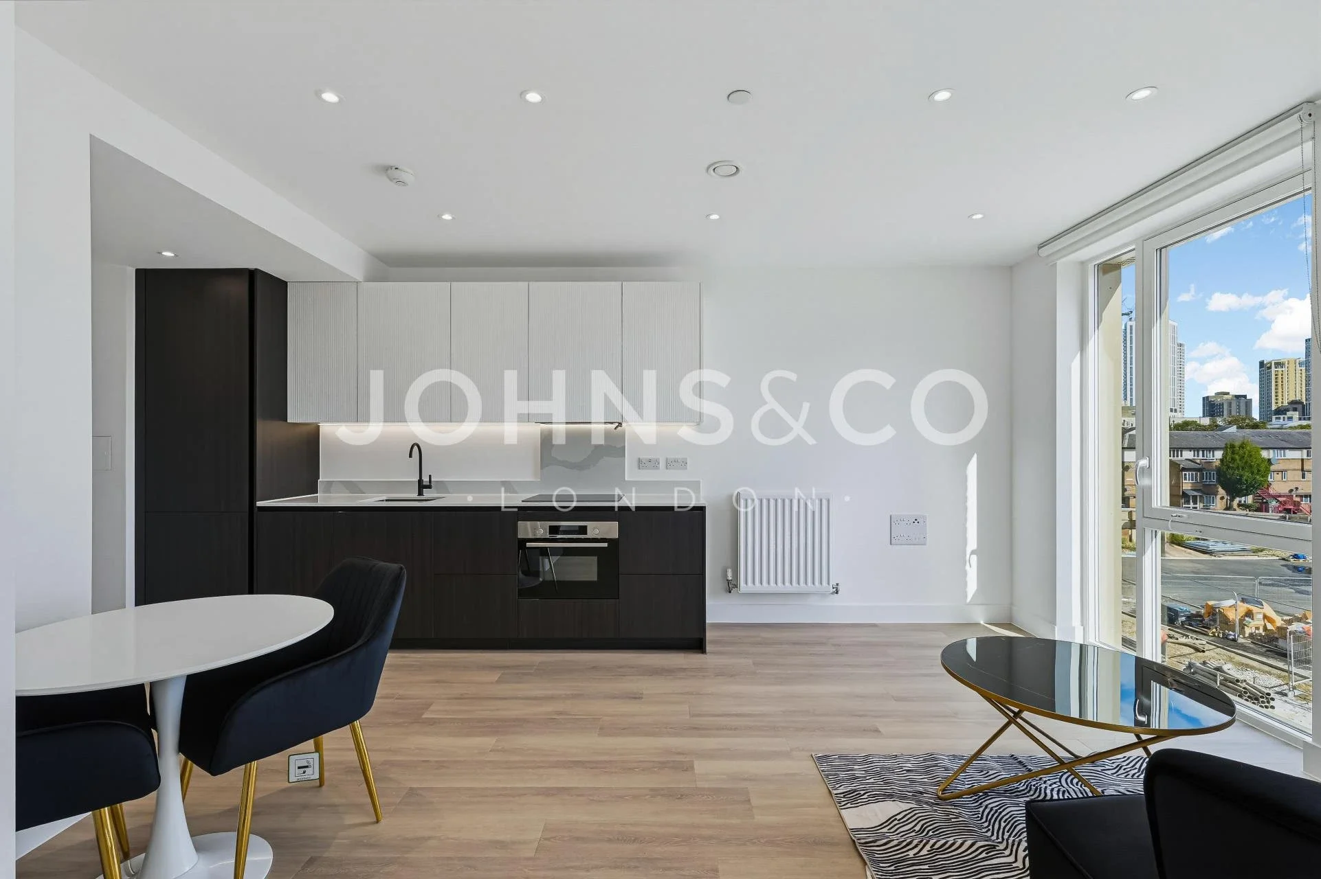 Flat Victoria Road in Greater London