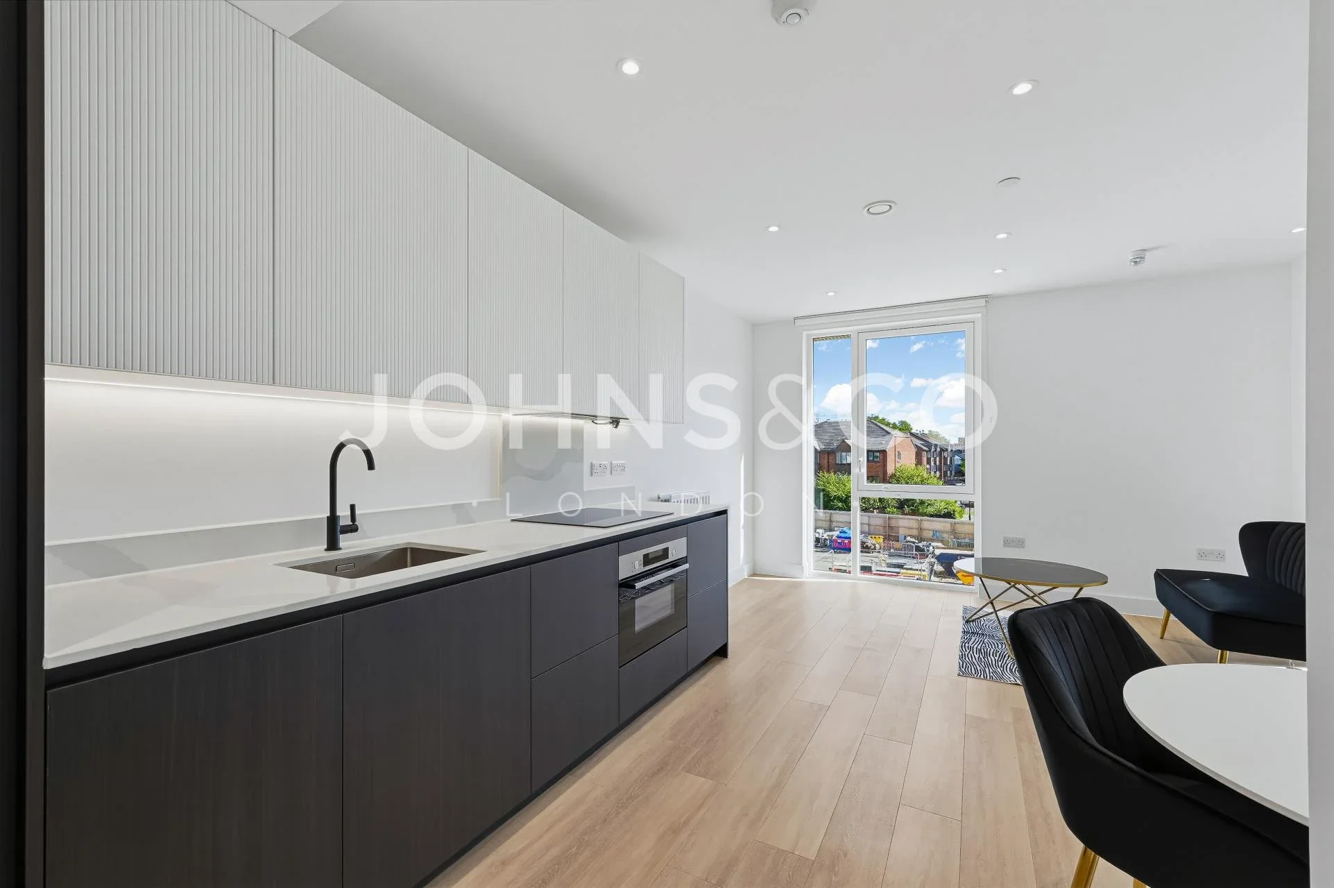 Flat Victoria Road in Greater London