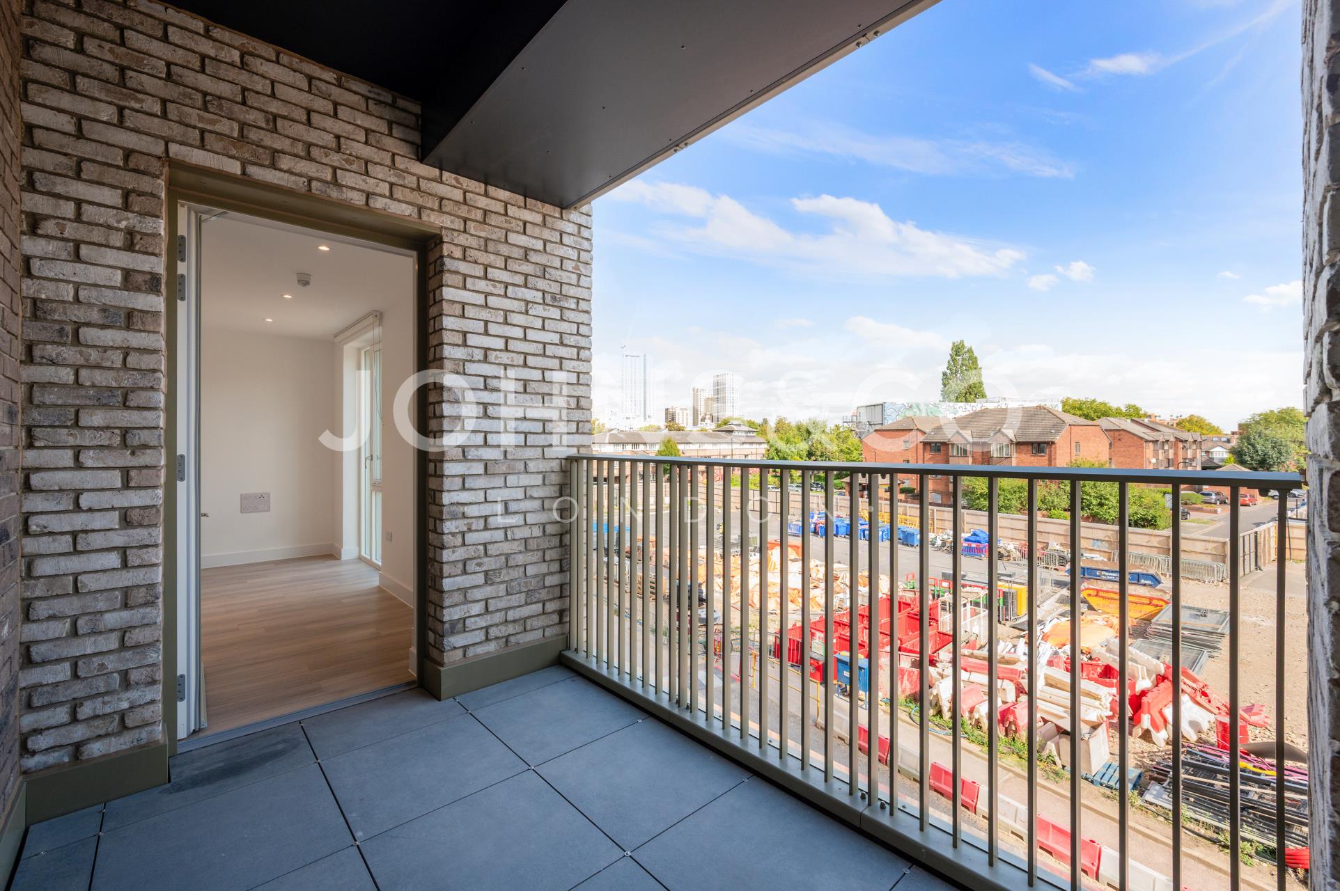Flat Victoria Road in Greater London