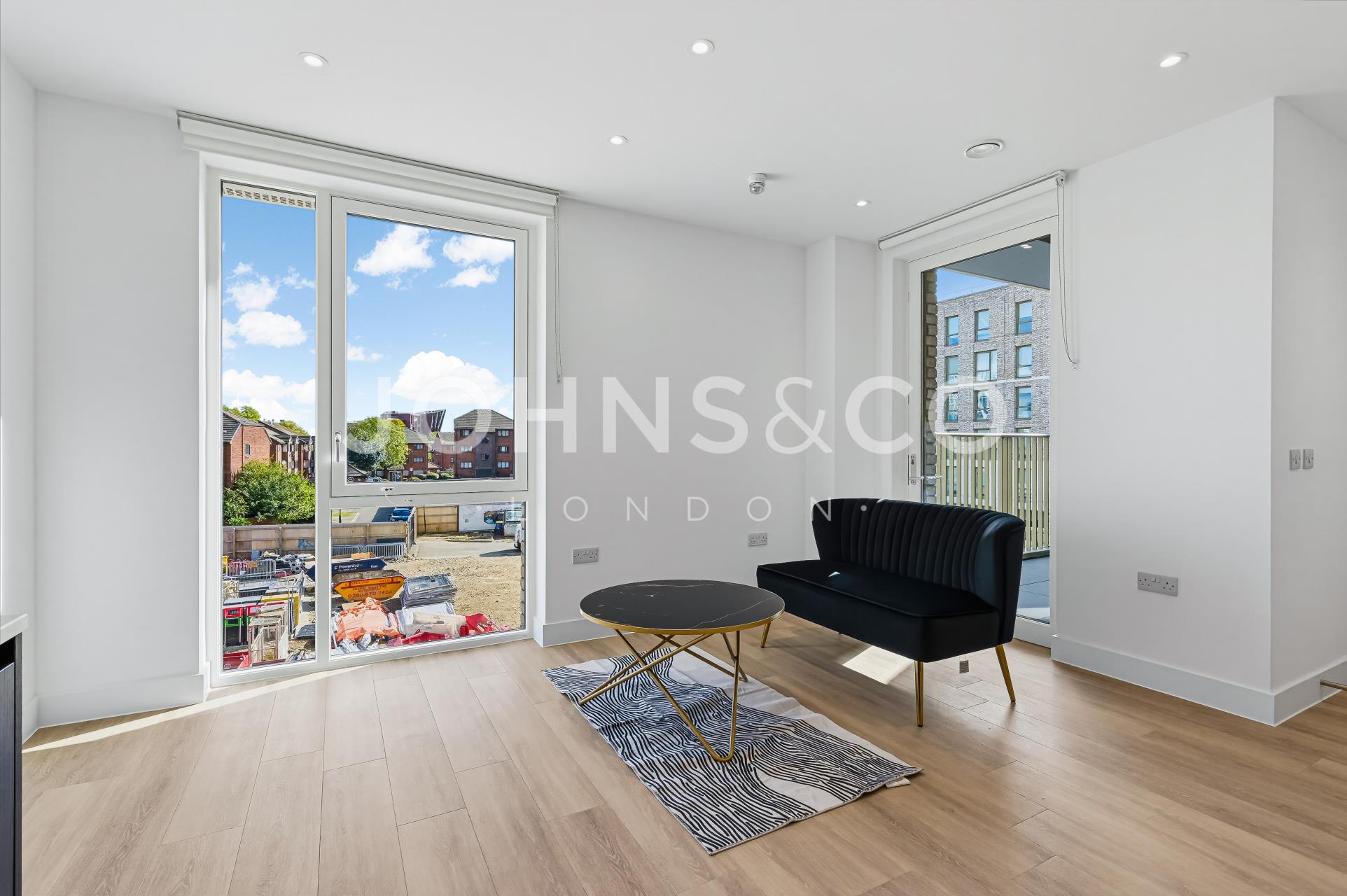 Flat Victoria Road in Greater London