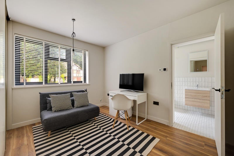Room Southborough Road in Greater London