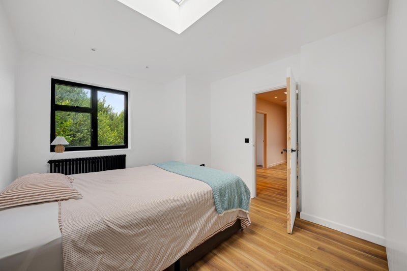 Room Southborough Road in Greater London
