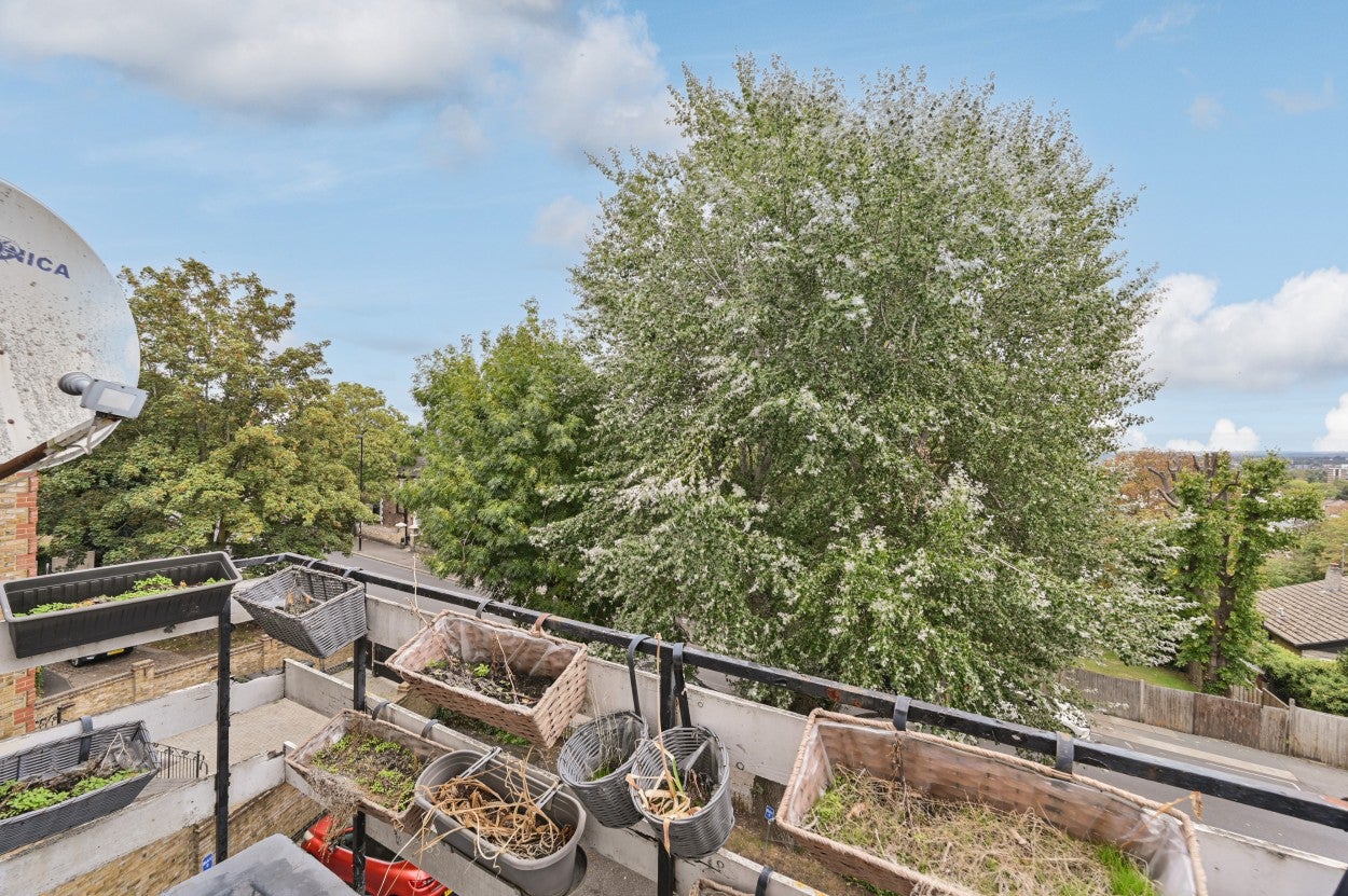 Flat Honor Oak Road in Greater London