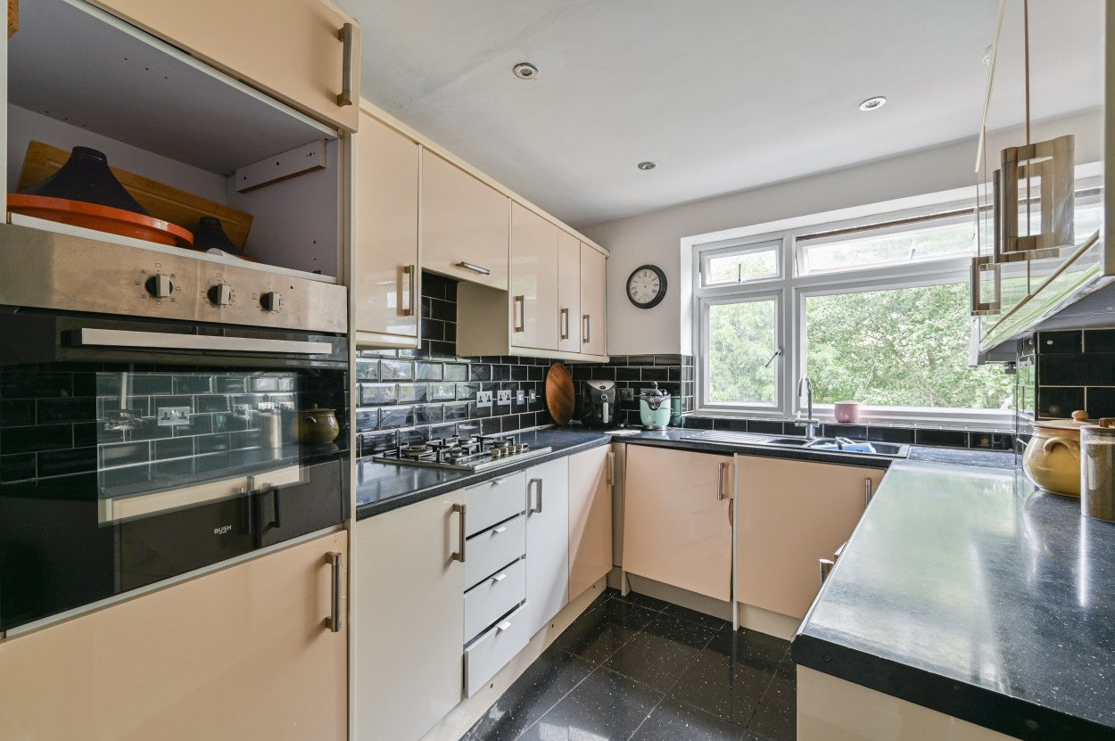 Flat Honor Oak Road in Greater London