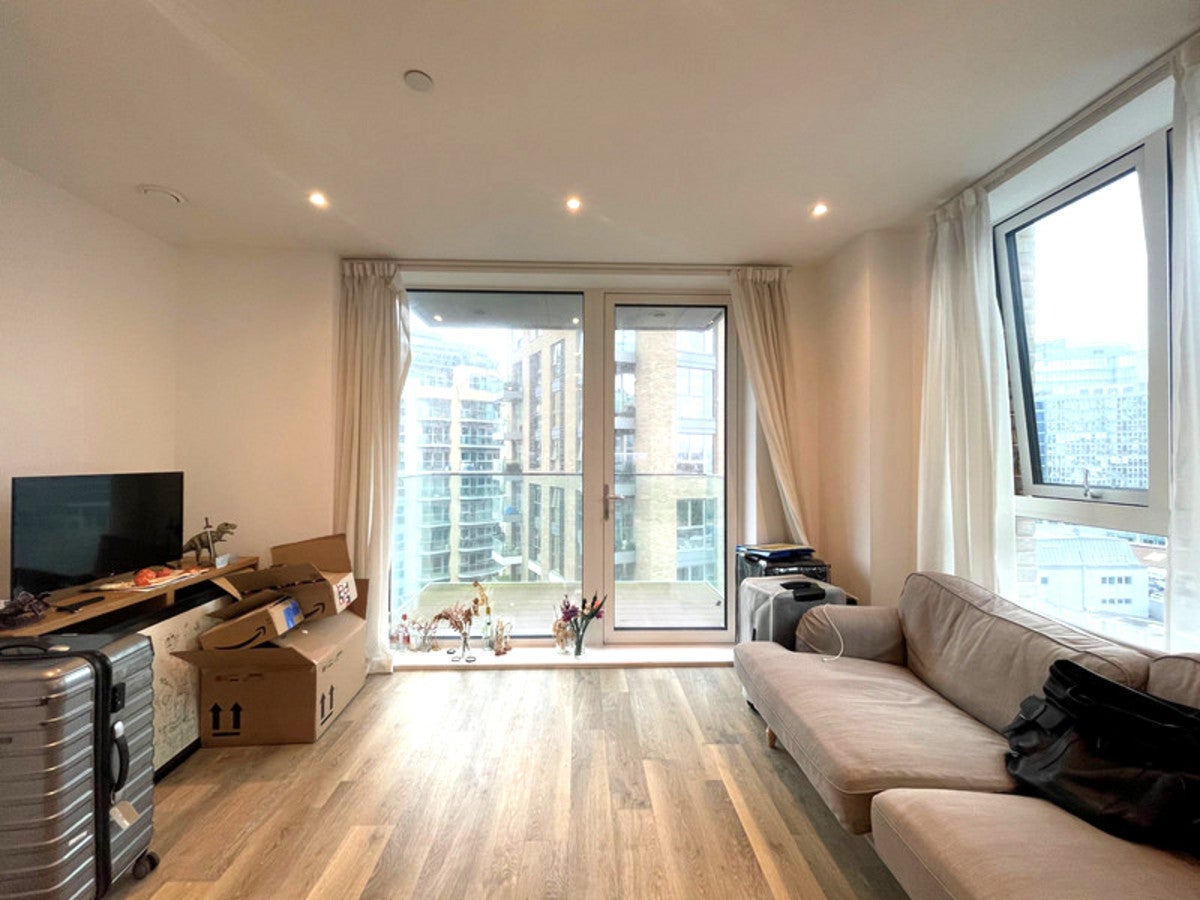 Flat Bridges Court in London