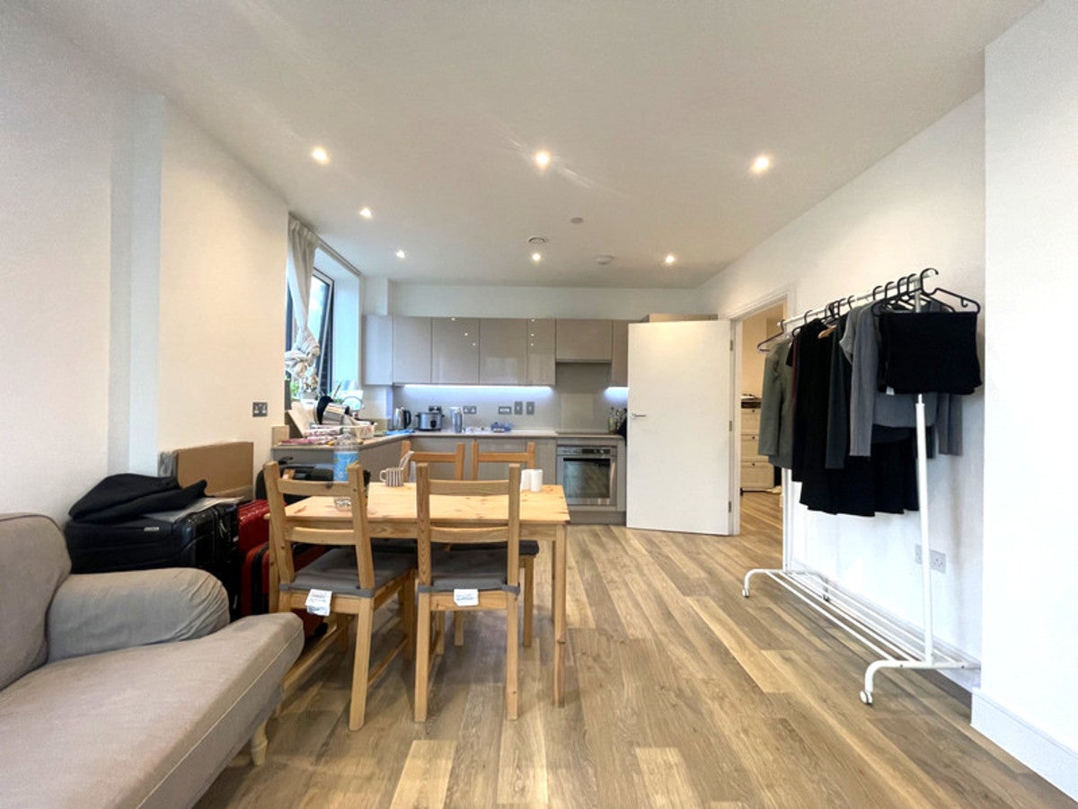 Flat Bridges Court in London