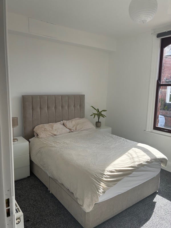 Room Cowlishaw Road in Sheffield