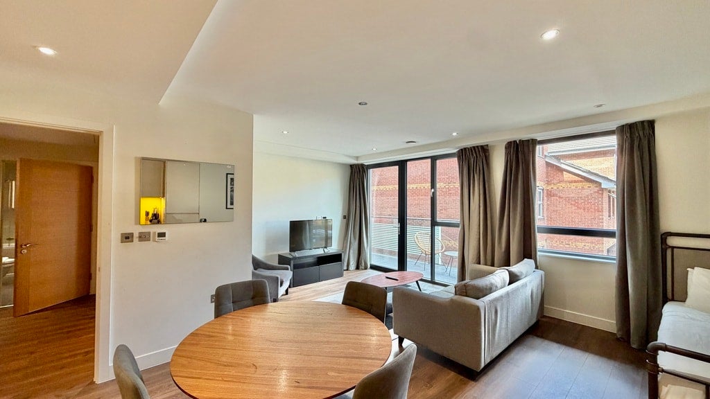 Flat Fairclough Street in Greater London