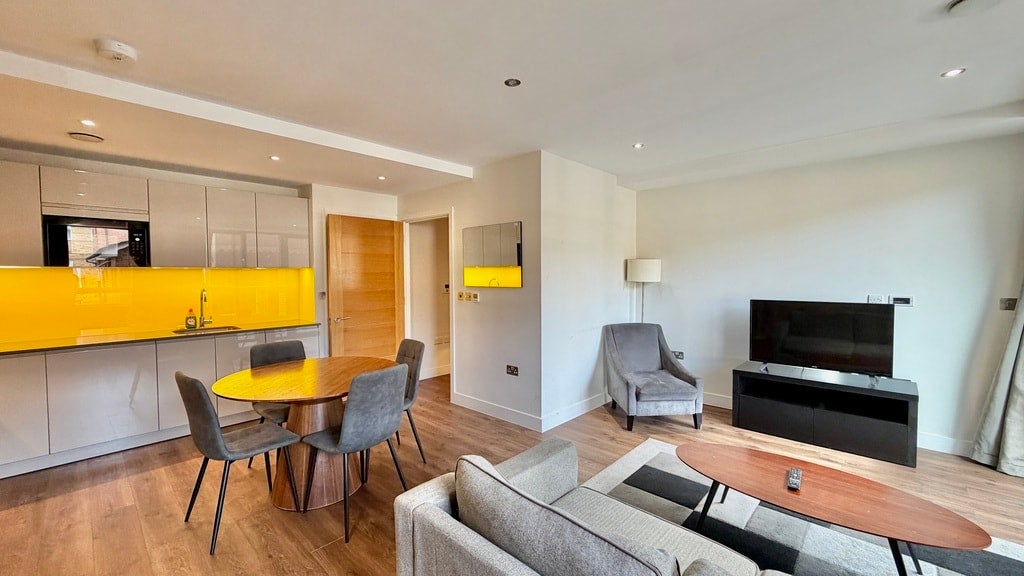 Flat Fairclough Street in Greater London