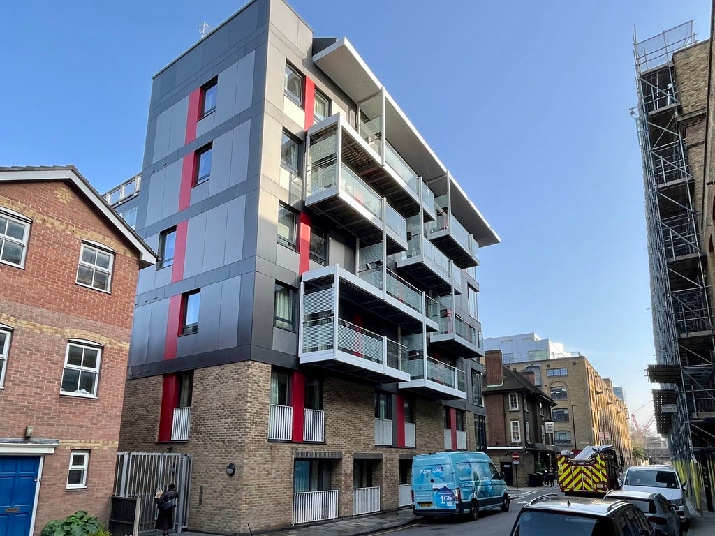 Flat Fairclough Street in Greater London