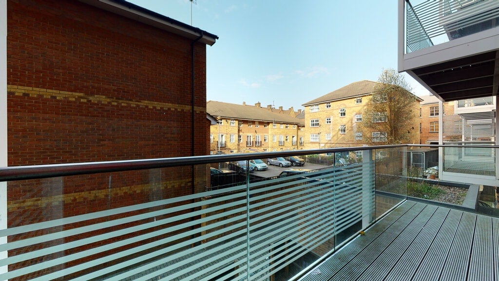 Flat Fairclough Street in Greater London