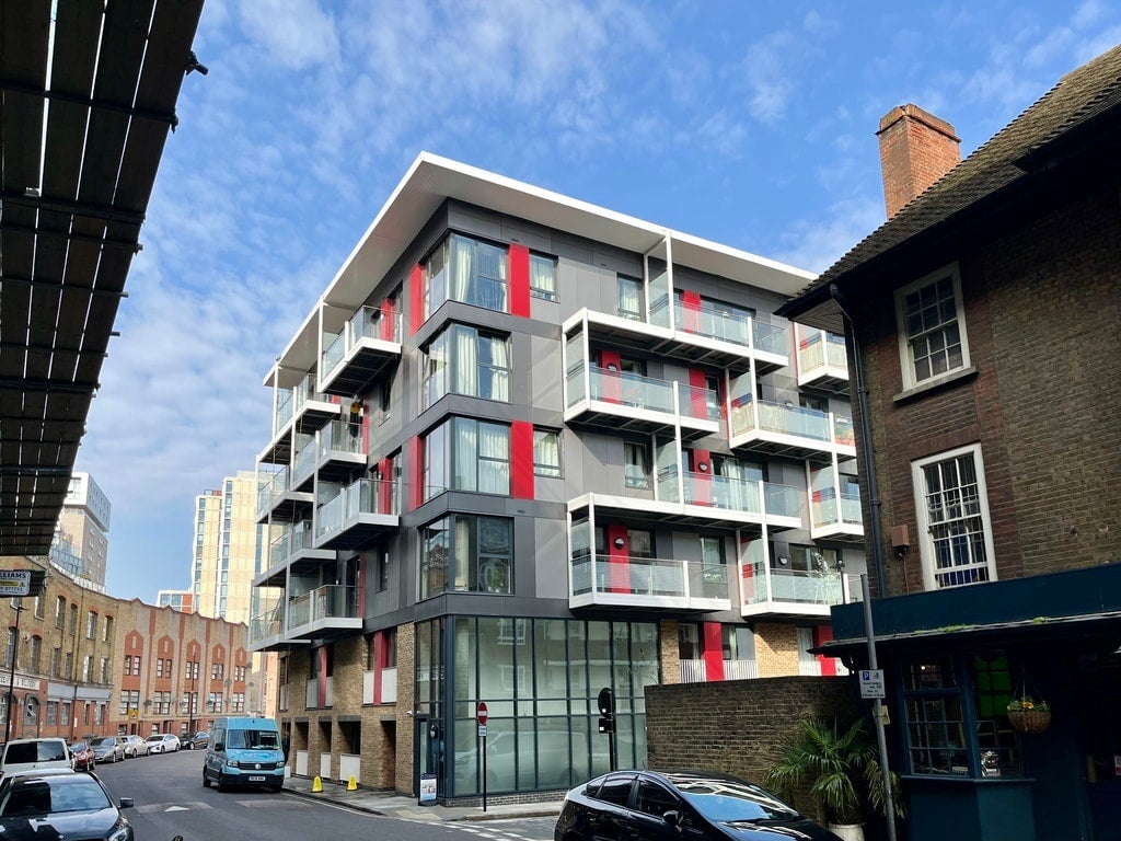 Flat Fairclough Street in Greater London