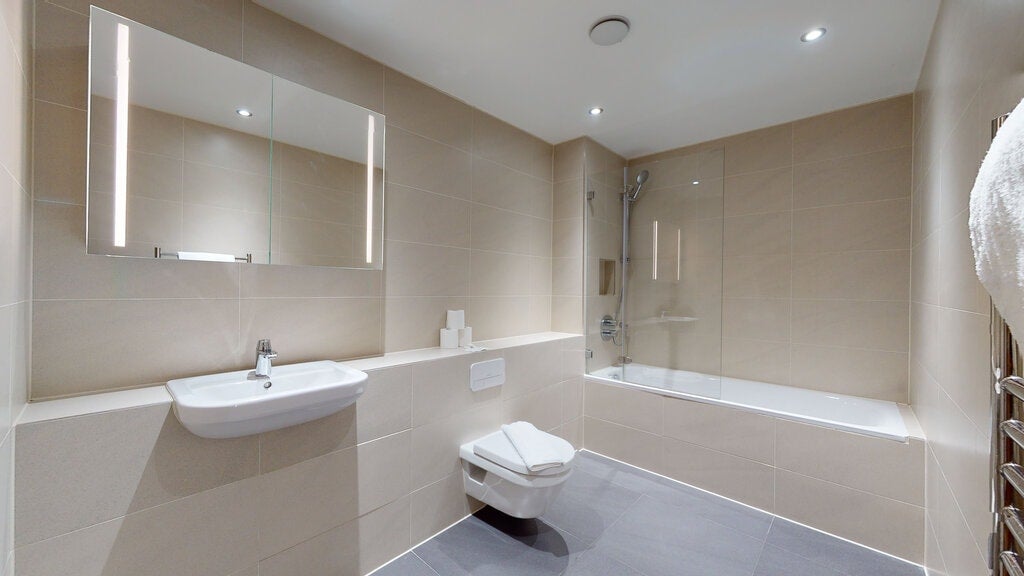 Flat Fairclough Street in Greater London