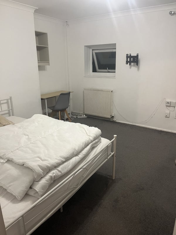 Room Frensham Drive in Greater London