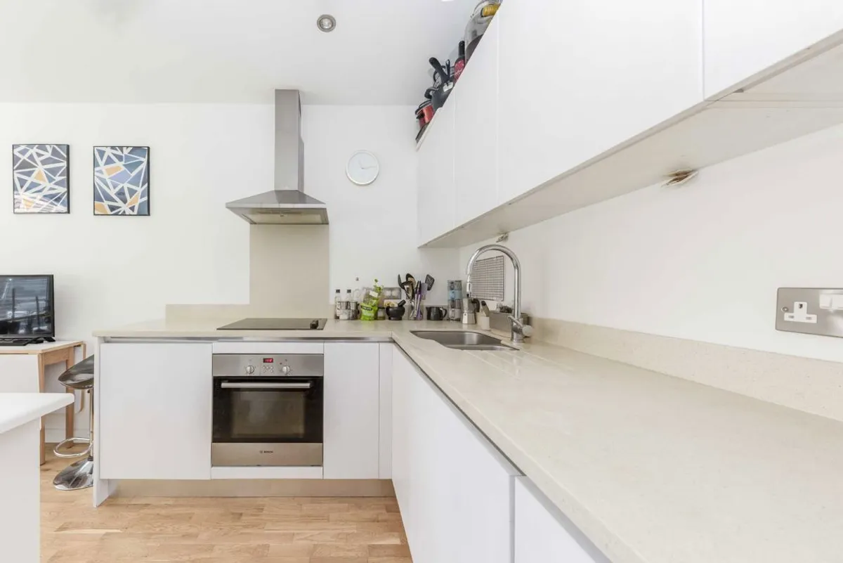 Flat Streatham High Road in Greater London