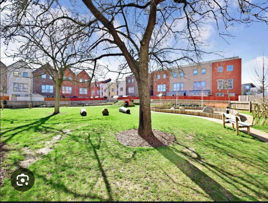Flat Telford Square in Dartford