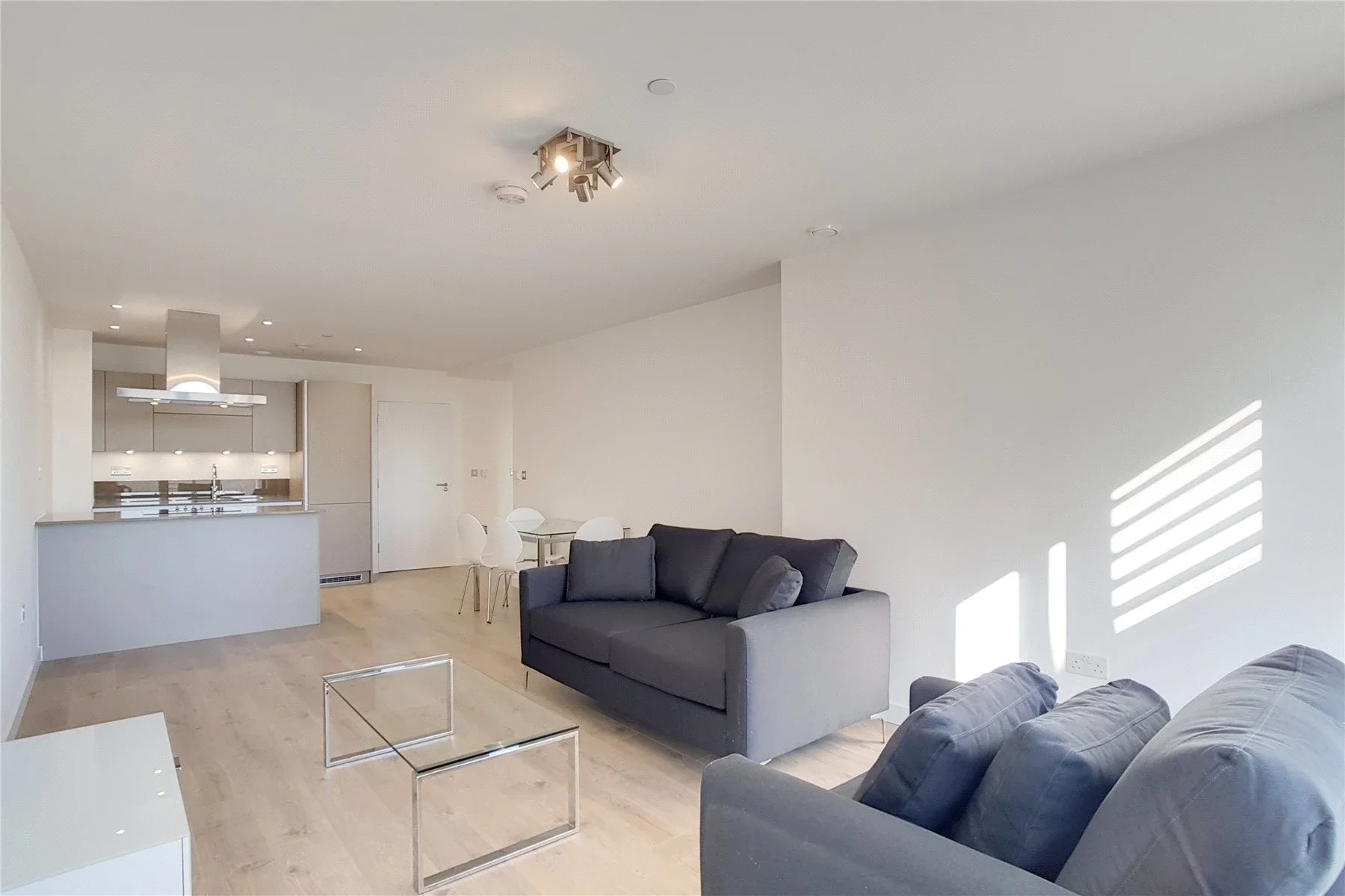 Flat Meridian Square in Greater London