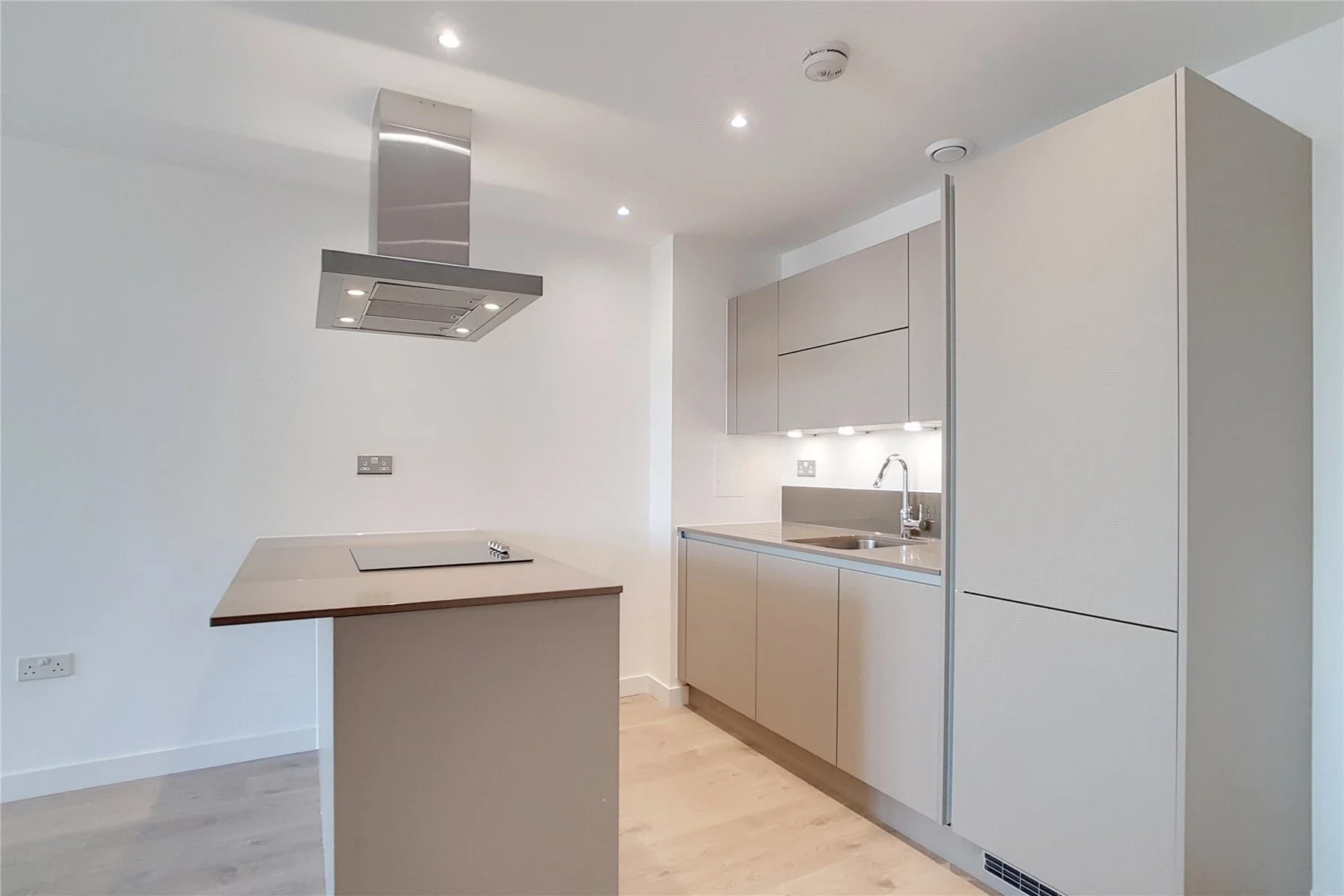 Flat Meridian Square in Greater London