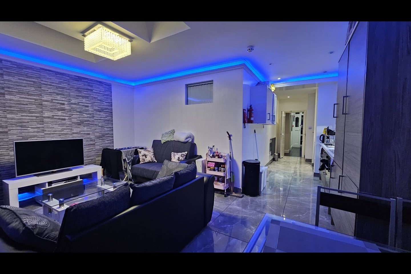 Room Rose Avenue in Greater London