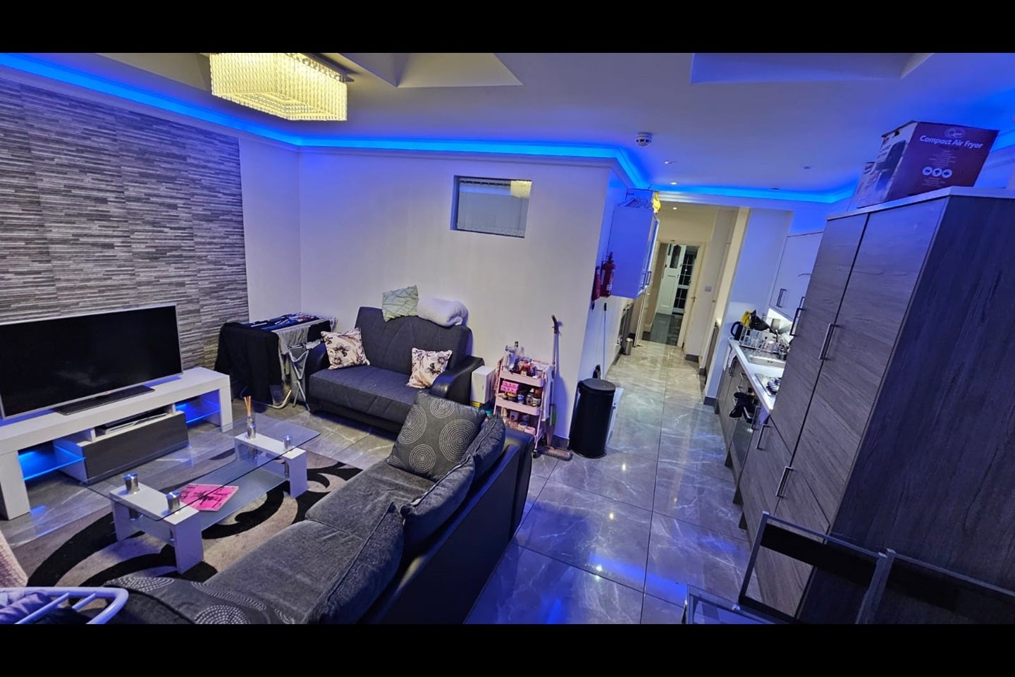 Room Rose Avenue in Greater London