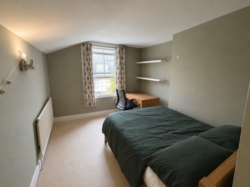 Room Lynette Avenue in Greater London