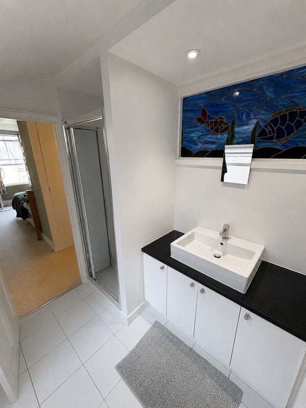 Room Lynette Avenue in Greater London