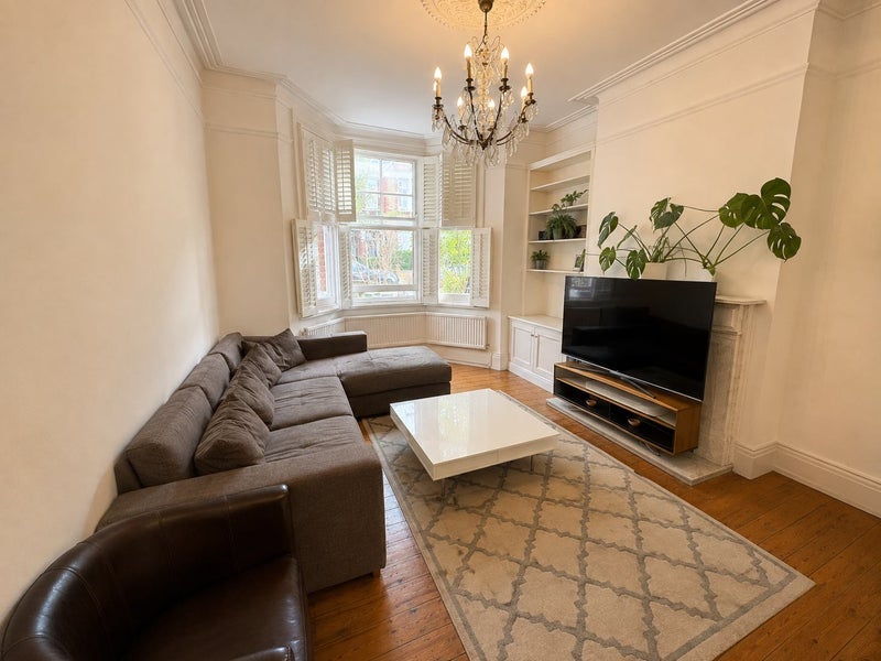 Room Lynette Avenue in Greater London
