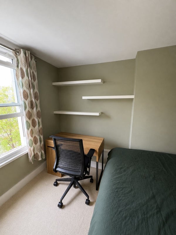 Room Lynette Avenue in Greater London