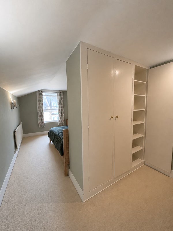 Room Lynette Avenue in Greater London