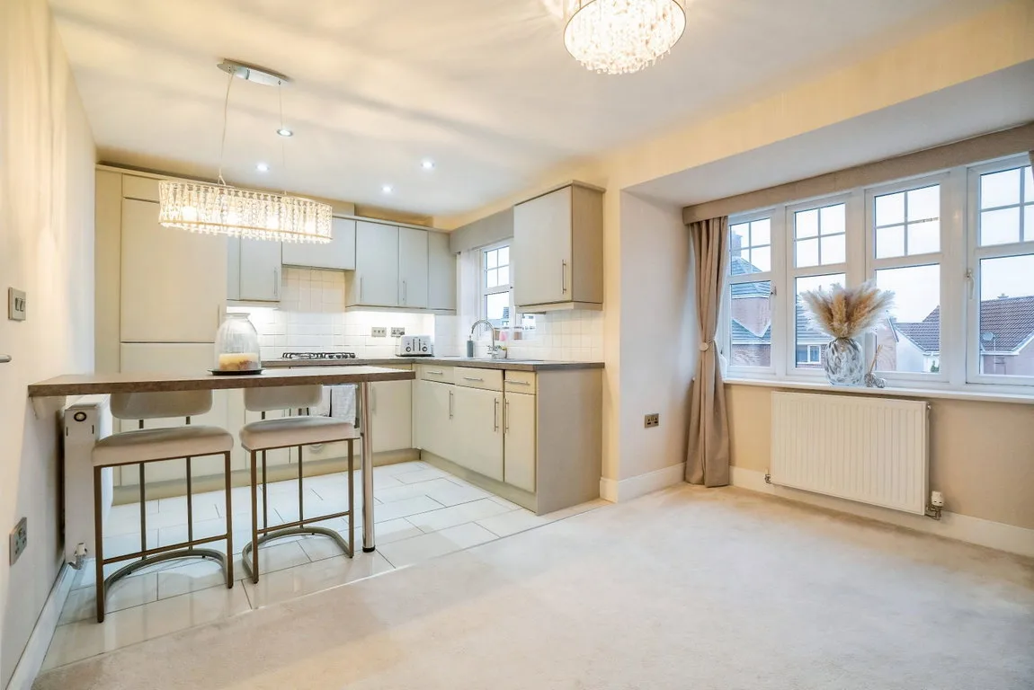 Flat Upton Rocks Avenue in Widnes